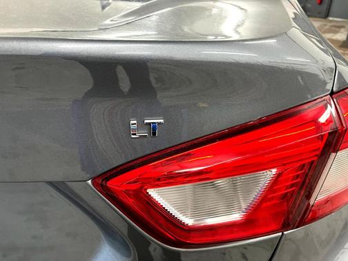 Photo 3 of 16 of 2018 Chevrolet Cruze LT
