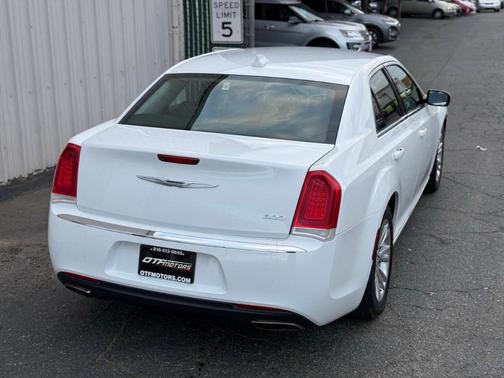 White 2016 Chrysler 300 Limited