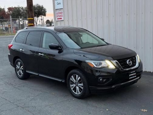 Black 2018 Nissan Pathfinder SV