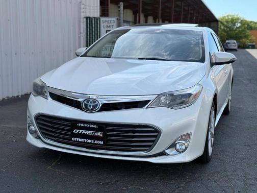 White 2015 Toyota Avalon Limited