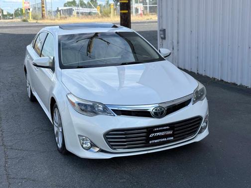 White 2015 Toyota Avalon Limited