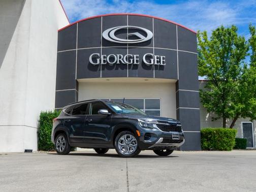 Gray 2024 Kia Seltos S