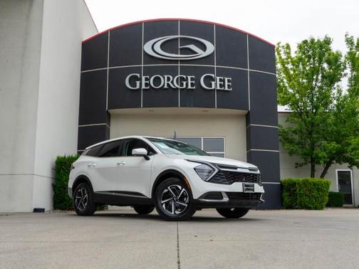 White 2025 Kia Sportage Hybrid LX