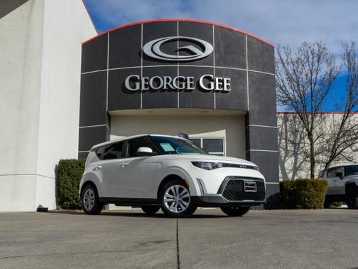 White 2023 Kia Soul LX