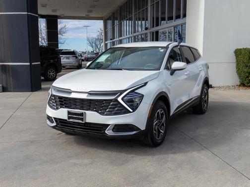 White 2025 Kia Sportage LX