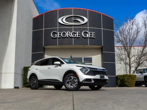 White 2025 Kia Sportage LX