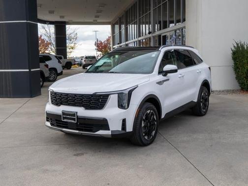 White 2024 Kia Sorento S