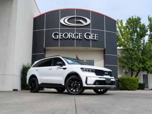 White 2023 Kia Sorento SX