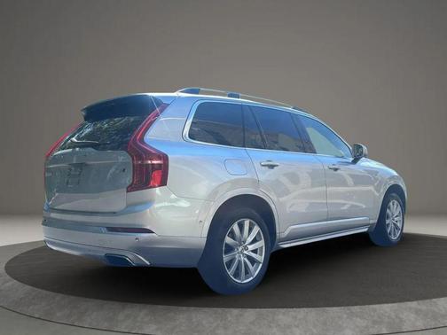 2017 Volvo XC90 T6 Momentum