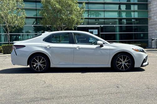 Ice 2024 Toyota Camry SE