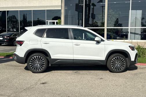 Pure White 2025 Volkswagen Taos 1.5T SE