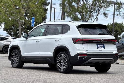 Pure White 2025 Volkswagen Taos 1.5T SE