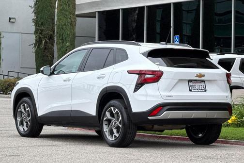 Summit White 2025 Chevrolet Trax LT