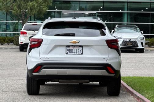 Summit White 2025 Chevrolet Trax LT