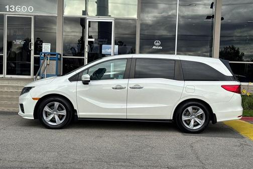 White Diamond Pearl 2018 Honda Odyssey EX-L