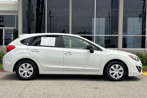 Crystal White Pearl 2016 Subaru Impreza 2.0i