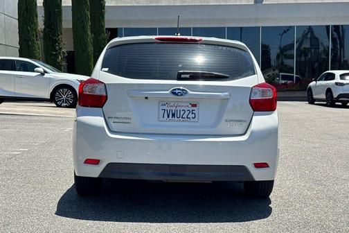 Crystal White Pearl 2016 Subaru Impreza 2.0i