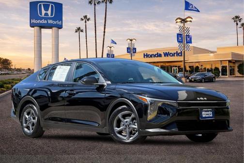 Aurora Black Pearl 2025 Kia K4 LXS