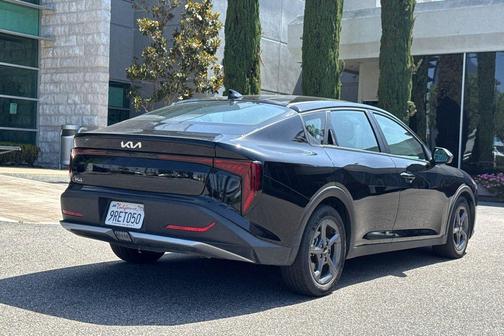 Aurora Black Pearl 2025 Kia K4 LXS
