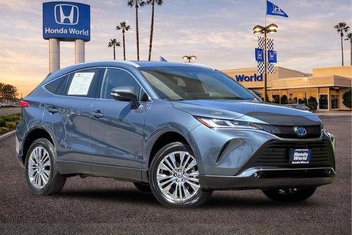 Coastal Gray Metallic 2023 Toyota Venza XLE