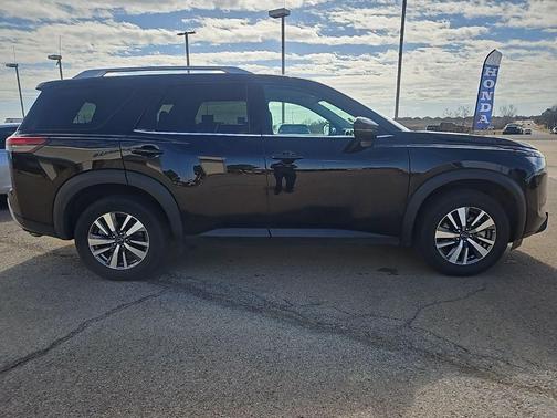 2025 Nissan Pathfinder SL