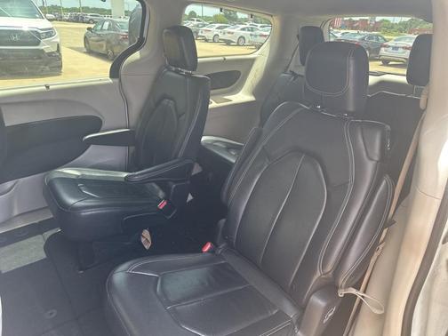 2022 Chrysler Pacifica Touring-L