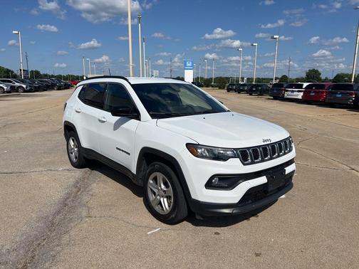 Bright White Clearcoat 2024 Jeep Compass Latitude