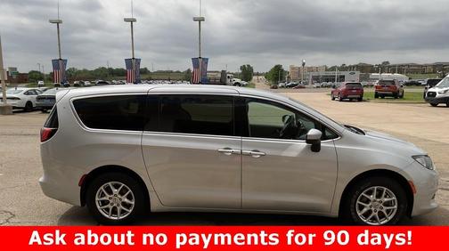 2023 Chrysler Voyager LX