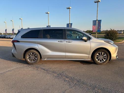 2023 Toyota Sienna LE