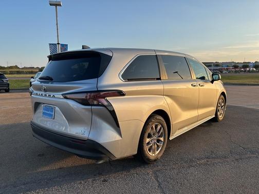 2023 Toyota Sienna LE