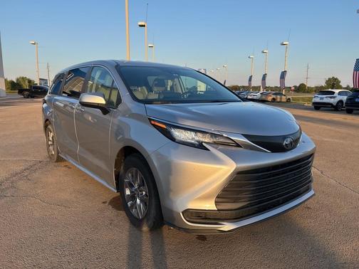 2023 Toyota Sienna LE