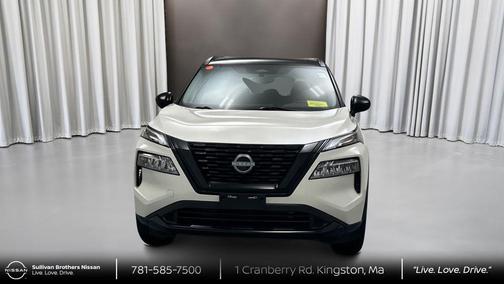 Pearl White Tricoat/Super Black 2023 Nissan Rogue SV