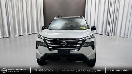 Everest White Pearl/Super Black 2026 Nissan Rogue Platinum