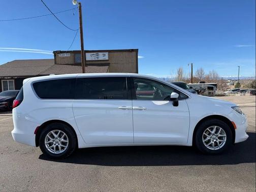 2020 Chrysler Voyager LX