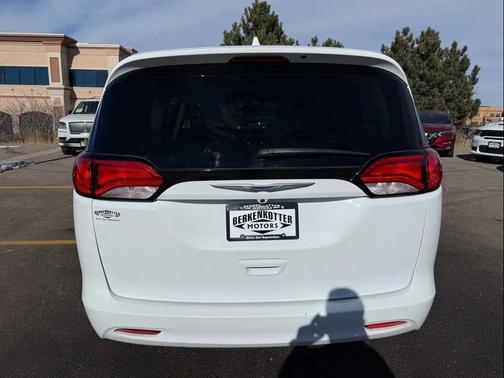 2020 Chrysler Voyager LX
