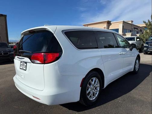 2020 Chrysler Voyager LX
