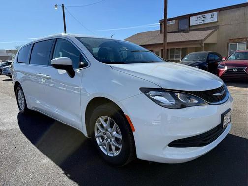2020 Chrysler Voyager LX