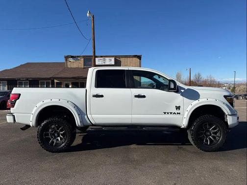 2023 Nissan Titan SV