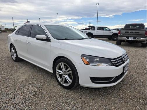 Candy White 2015 Volkswagen Passat 2.0L TDI DSG SE w/Sunroof