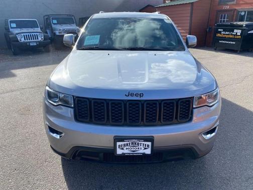 Photo 2 of 32 of 2018 Jeep Grand Cherokee Laredo