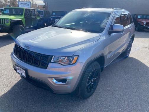 Photo 3 of 32 of 2018 Jeep Grand Cherokee Laredo
