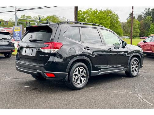 Crystal Black Silica 2024 Subaru Forester Premium