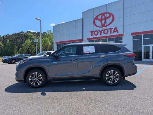 Magnetic Gray Metallic 2020 Toyota Highlander Hybrid XLE