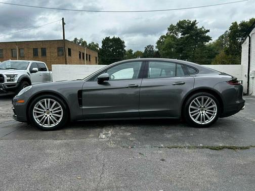 2018 Porsche Panamera 4