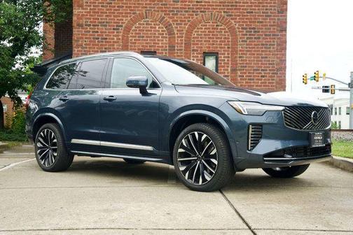Denim Blue Metallic 2025 Volvo XC90 Plug-In Hybrid T8 Plus 7-Seater