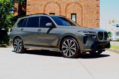 Gray Metallic 2024 BMW X7 xDrive40i
