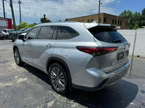 2022 Toyota Highlander Hybrid Platinum