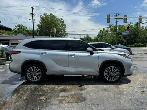 2022 Toyota Highlander Hybrid Platinum