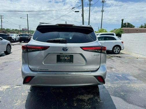 2022 Toyota Highlander Hybrid Platinum