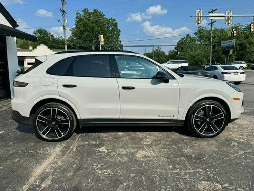 2022 Porsche Cayenne S Platinum Edition